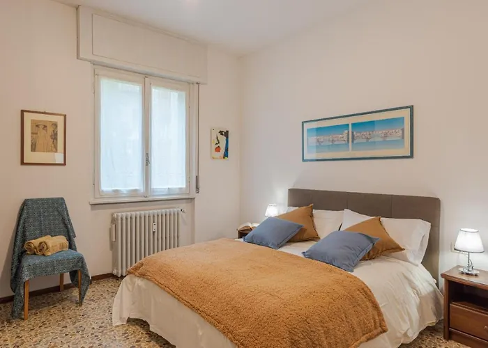 Lovely & Quiet Apartment - With Balcony & Parking
